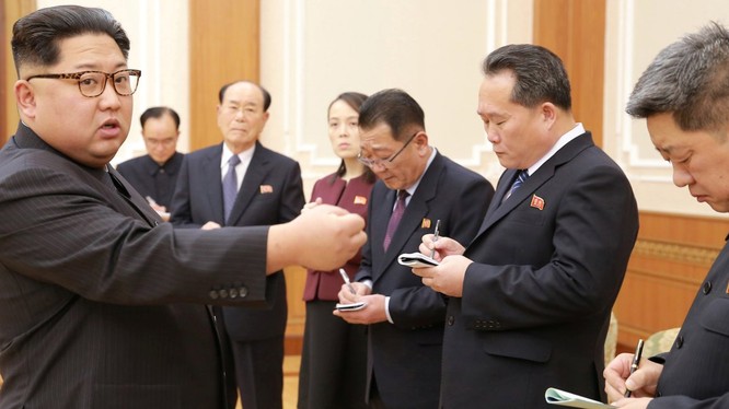 Nhà lãnh đạo Triều Tiên Kim Jong Un gặp gỡ các lãnh đạo cao cấp của nước này ngày 13/2/2018 (ảnh: Reuters)