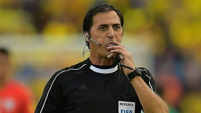 Ông Mauro Vigliano điều khiển trận đấu vòng loại World Cup giữa Peru và Ecuador (ảnh: AFP)