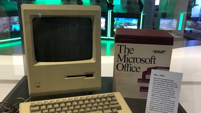Một chiếc Macintosh đời đầu được trưng bày trang trọng trong văn phòng của Microsoft