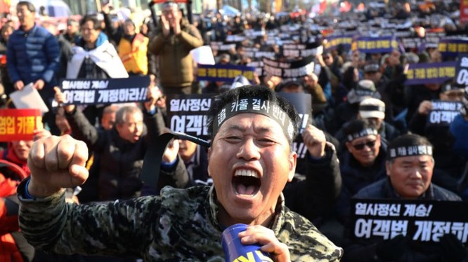 Hàng chục nghìn tài xế taxi Hàn Quốc đã xuống đường biểu tình để phản đối ứng dụng đặt xe công nghệ (ảnh: Chung Sung Jun)