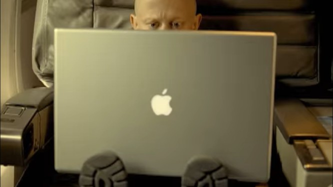Chiếc MacBook kích thước lớn của Apple (ảnh: YouTube)