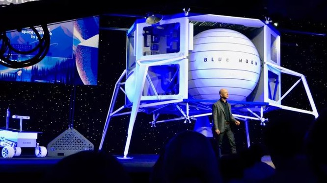 Tỷ phú Jeff Bezos bên cạnh tàu đổ bộ "Mặt trăng xanh" (ảnh CNET)