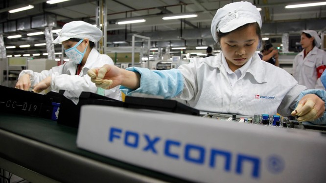 Công nhân lắp ráp thiết bị điện tử tại nhà máy của Foxconn ở Thâm Quyến (ảnh Getty Images)