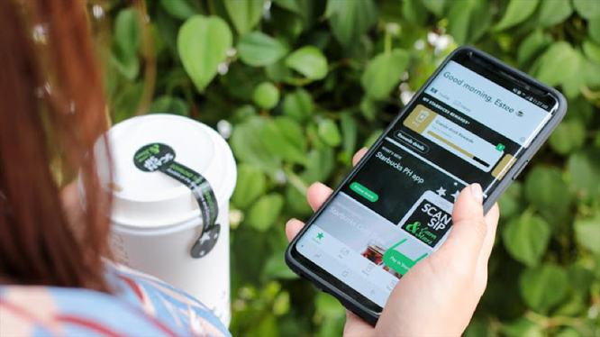 Ngoài việc giúp khách hàng đặt hàng và thanh toán online dễ dàng, ứng dụng số của Starbucks còn cung cấp nền tảng để khách hàng gửi ý kiến phản hồi, đánh giá về sản phẩm, dịch vụ 