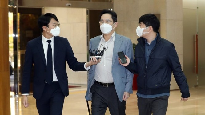 Báo chí Hàn Quốc phỏng vấn Phó Chủ tịch Samsung tại sân bay trước khi sang Việt Nam (Ảnh: Korea Times)