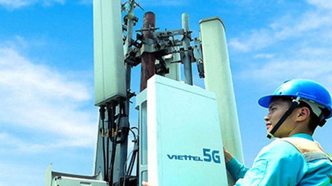 Công nhân lắp đặt một trạm thu phát sóng 5G tại Hà Nội