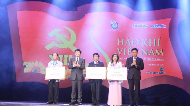 Ông Hồ Quang Lợi Chủ tịch thường trực Hội nhà báo Việt Nam trao quà cho đại diện 3 tỉnh miền Trung (ảnh AT) 
