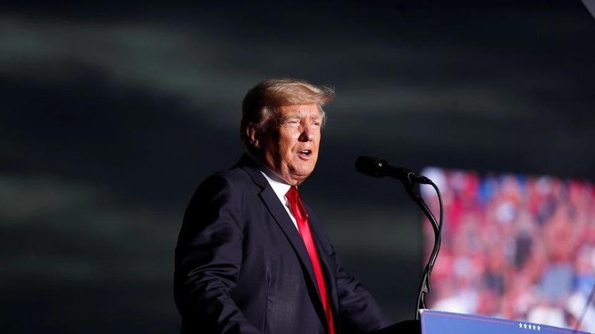 ông Donald Trump nói chuyện với những người ủng hộ ông trong buổi mít tinh "Save America" tại Sarasota Fairgrounds ở Sarasota, Florida, Hoa Kỳ ngày 3 tháng 7 năm 2021 (ảnh: Reuters)