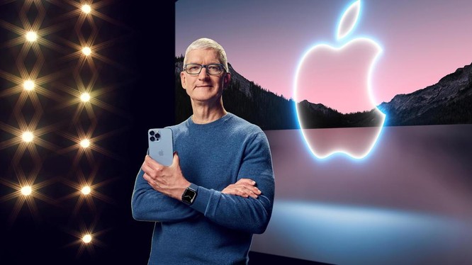 ông Tim Cook - CEO Apple giới thiệu chiếc iPhone 13
