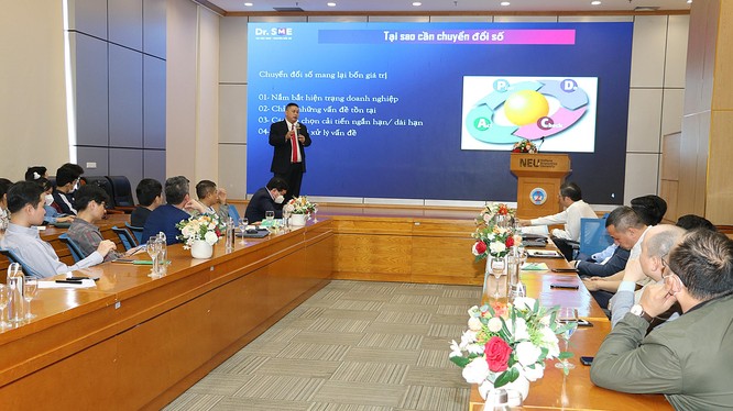 Hội thảo Chuyển đổi số tại trường Đại học Kinh tế Quốc dân Hà Nội (ảnh Đăng Khoa)