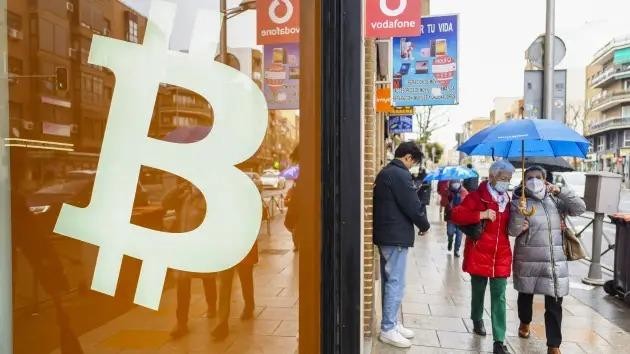 Logo Bitcoin phía trước sàn giao dịch tiền mã hóa BitBase ở Madrid, Tây Ban Nha, thứ Năm ngày 17 tháng 3 năm 2022 (ảnh Bloomberg)
