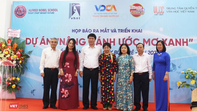 Đại diện Hội nhà văn Việt Nam, Hội Truyền thông số Việt Nam, Trung tâm Bản quyền số, hệ thống phổ thông liên cấp Alfred Nobel tại Lễ ra mắt và triển khai dự án "Nâng cánh ước mơ xanh" 