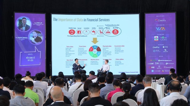Sự kiện Embedded Finance Summit 2022 quy tụ gần 400 khách mời là các lãnh đạo, các chuyên gia trong ngành tài chính, ngân hàng, bảo hiểm...