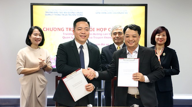 Đại diện Viện Chiến lược Chuyển đổi số và Trường Đào tạo, Bồi dưỡng cán bộ quản lý TT&TT ký hợp tác