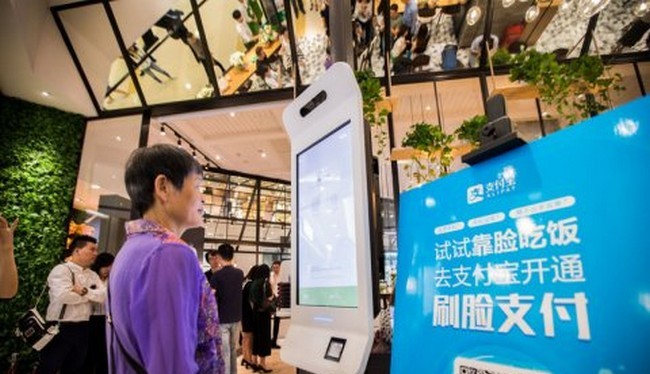 Một khách hàng đang sử dụng giải pháp chi trả nhận diện khuôn mặt "Smile to Pay" tại một cửa hàng KFC ở Hằng Châu, Trung Quốc (ảnh: Business Insider)