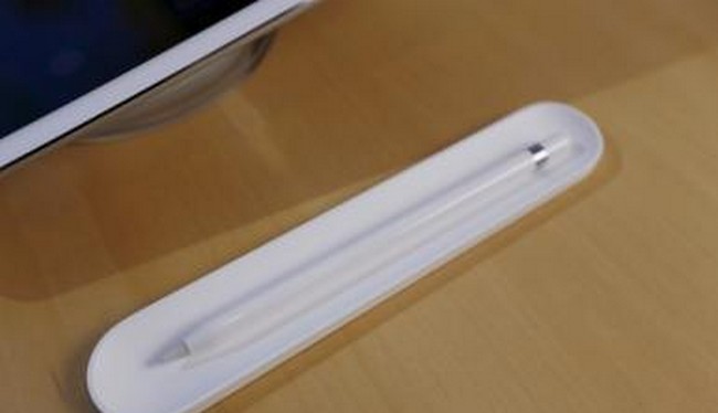 Apple đã đăng ký sáng chế cho Apple Pencil, một chiếc bút có thể kết hợp với iPhone trong tương lai (Ảnh Reuters)