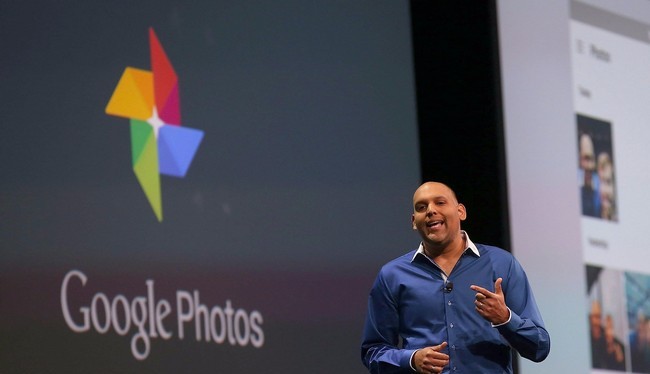 Ông Anil Sabharwal, phó chủ tịch Google Photos thông báo về ứng dụng Photos trong hội nghị I/O năm 2015 (Ảnh Getty Images)