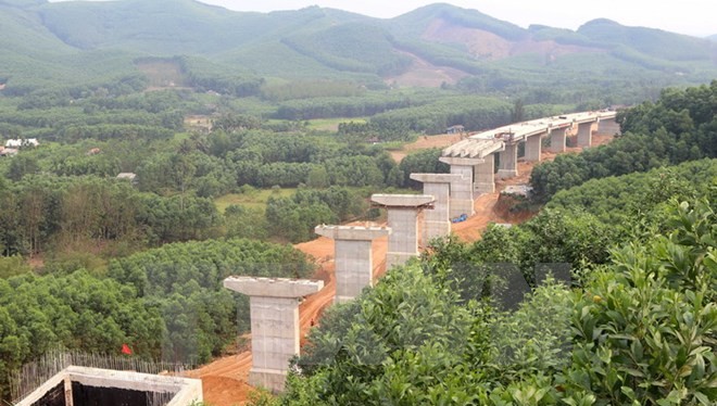 Cầu vượt Tây Hy trên tuyến La Sơn- Túy Loan đoạn qua huyện Phú Lộc (Thừa Thiên-Huế) đang được đẩy nhanh tiến độ thi công. (Ảnh: TTXVN).