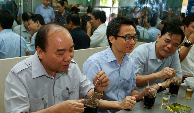 Thủ tướng ăn sáng tại một quán phở trên đường Nguyễn Huệ