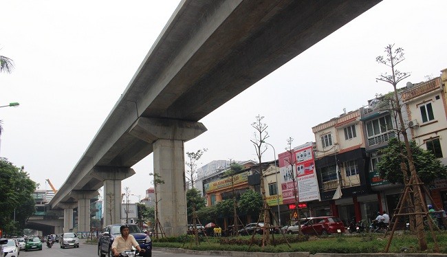 Một công nhân bất ngờ rơi xuống đường trên tuyến Cát Linh - Hà Đông- (Ảnh: ĐK).