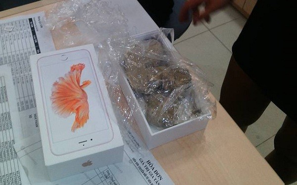iPhone bị “móc ruột” và thay bằng đá do nhân viên Thế giới Di động làm.