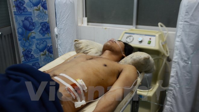 Nạn nhân bị thương được cấp cứu tại Bệnh viện đa khoa tỉnh Đắk Nông- (Ảnh: TTXVN).