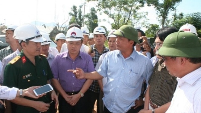Bộ trưởng Đinh La Thăng đang thị sát các công trình giao thông