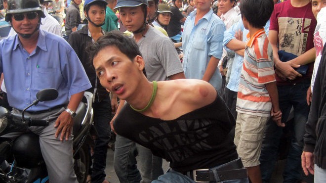 Một tên cướp táo tợn trên đường phố Sài Gòn đã bị công an và người dân bắt giữ - Ảnh: Tư liệu TTO