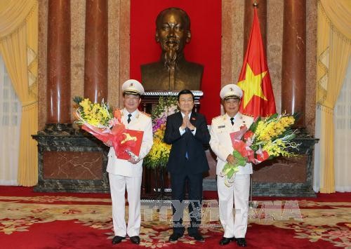 Chủ tịch nước Trương Tấn Sang trao Quyết định thăng cấp hàm Thượng tướng cho đồng chí Nguyễn Văn Thành và đồng chí Phạm Dũng. Ảnh TTXVN
