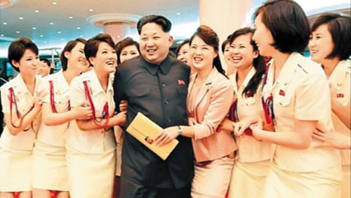 Ông Kim Jong-un được các thành viên nhóm nhạc nữ Moranbong vây quanh. Ảnh: Chosun Ilbo