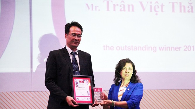 Ông Trần Việt Thắng - Giám đốc Khối Công nghệ thông tin của Ngân hàng TMCP Quân Đội (MB) vừa vinh dự được trao tặng danh hiệu Giải thưởng Lãnh đạo CNTT&ANTT tiêu biểu Đông Nam Á 2016 (CIO|CSO Summit & Awards).