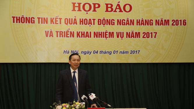 Phó Thống đốc NHNN Đào Minh Tú điều hành họp báo. (Ảnh: Việt Trung)