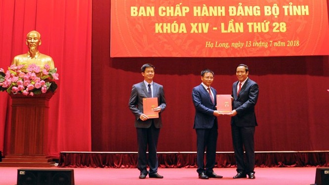 Phó Ban Thường trực Ban Tổ chức Trung ương Nguyễn Thanh Bình trao quyết định luân chuyển cho ông Nguyễn Văn Thắng (giữa) và ông Lê Quang Tùng (trái) (Ảnh: CTG)