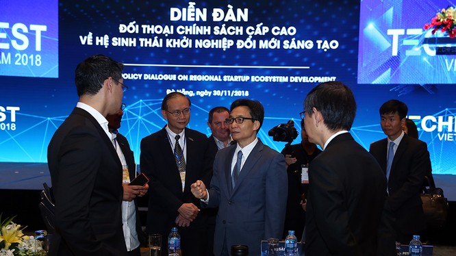 Phó Thủ tướng Vũ Đức Đam trao đổi với các các đại biểu tại Diễn đàn.