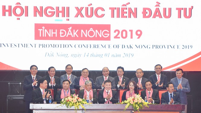 Thủ tướng chứng kiến lễ ký cam kết đầu tư của các nhà đầu tư với Đắk Nông. (Ảnh: VGP)