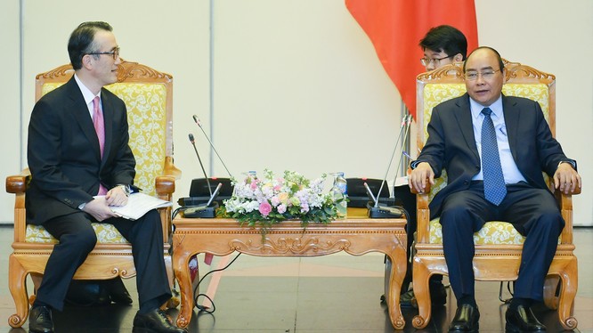 Ông Kanetsugu Mike, Tổng Giám đốc Ngân hàng MUFG thông tin với Thủ tướng Nguyễn Xuân Phúc. (Ảnh: VGP)
