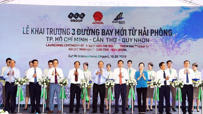 Thủ tướng Nguyễn Xuân Phúc, đại diện lãnh đạo UBND TP. Hải Phòng, Tập đoàn FLC và Hãng hàng không Bamboo Airways cắt băng khai trương 3 đường bay từ Hải Phòng đi Quy Nhơn, Tp. HCM, Cần Thơ.