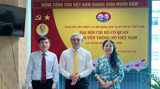 Chi ủy Chi bộ Cơ quan Hội Truyền thông số Việt Nam nhiệm kỳ 2022 - 2025 gồm 3 đồng chí: Bí thư Nguyễn Minh Hồng (giữa), Phó Bí thư Bùi Như Uyên (trái) và Chi ủy viên Đỗ Thị Minh Ngọc.