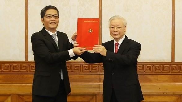 Tổng Bí thư, Chủ tịch nước Nguyễn Phú Trọng trao quyết định của Bộ Chính trị phân công đồng chí Trần Tuấn Anh giữ chức Trưởng Ban Kinh tế Trung ương (Nguồn: VGP)