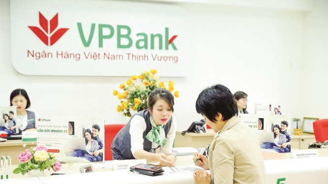 Bán 'chui' cổ phiếu VPB, thêm một người thân sếp VPBank bị xử phạt