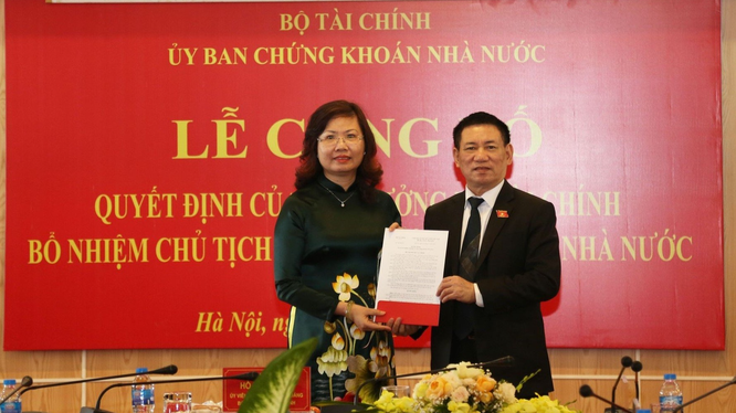 Bà Vũ Thị Chân Phương nhận quyết định bổ nhiệm chức vụ Chủ tịch UBCKNN
