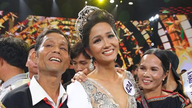 Hoa hậu H'hen Niê và cha mẹ trong niềm vui đăng quang hồi 2017. (Nguồn: FBNV)