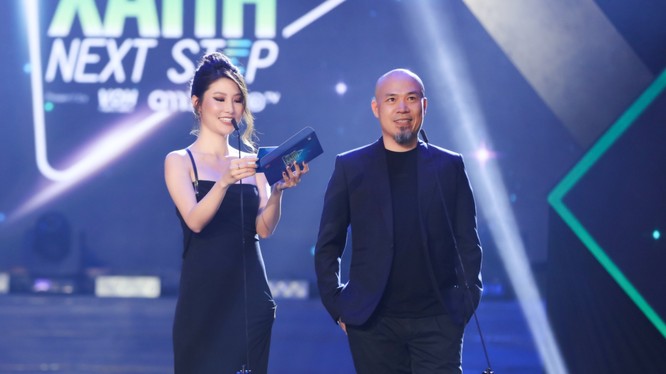 Diễm My 9X cùng nhạc sĩ Huy Tuấn trao giải ca khúc được yêu thích nhất trên radio 