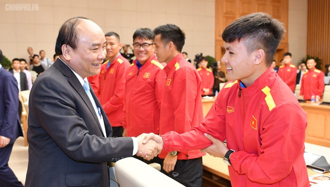 Thủ tướng Nguyễn Xuân Phúc khen ngợi đội tuyển Việt Nam (Ảnh: Chinhphu.vn)