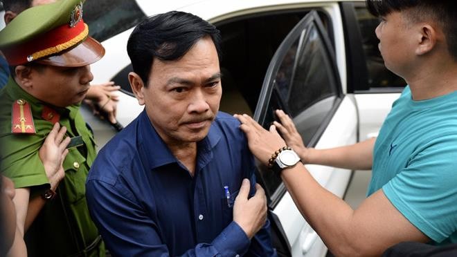 Mỗi lần đến tham dự phiên tòa, bị cáo Nguyễn Hữu Linh đều bị vây kín giữa rừng ống kính báo chí và người dân (Ảnh: Thuận Thắng)