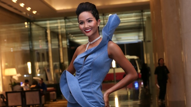 Hoa hậu H'Hen Niê xuất hiện rạng rỡ 