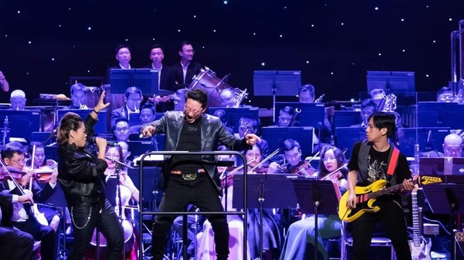 Nhạc trưởng Lê Phi Phi và các ca sĩ hát rock trình diễn Rock Symphony cuốn hút khán giả 