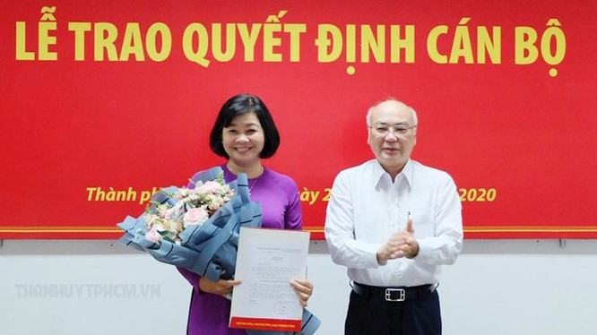 Trưởng Ban Tuyên giáo Thành ủy TPHCM Phan Nguyễn Như Khuê trao quyết định cho bà Lý Việt Trung (Ảnh: TTBC)