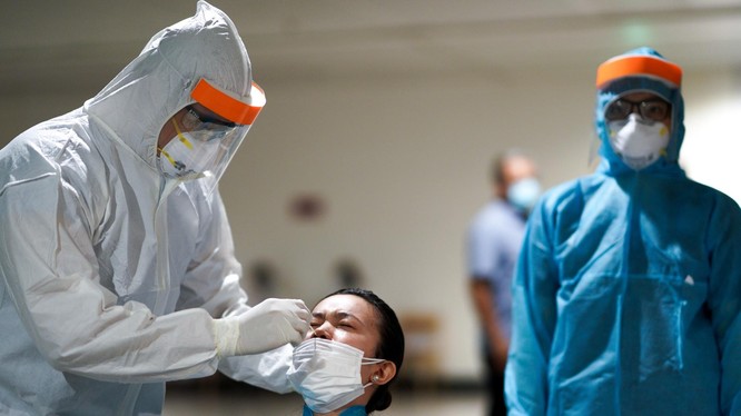 Lực lượng y tế lấy mẫu xét nghiệm Covid-19 cho nhân viên sân bay Tân Sơn Nhất. Ảnh: Chí Hùng