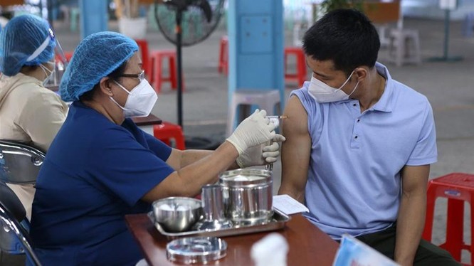 TPHCM bắt đầu tiêm mũi 3 vaccine COVID-19 cho người dân từ ngày 10.12. Ảnh: Thanh Chân